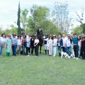 Reunidos para la Foto con el ganador
