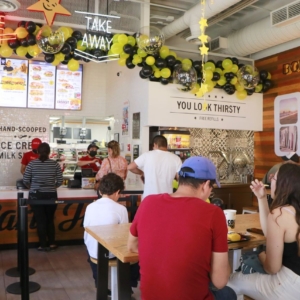 Disfrutando de Nuestras Instalaciones y Porque no Una rica Hamburguesa