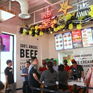 Los Invitados a Carl´s Juniror esperando su Hamburguesa