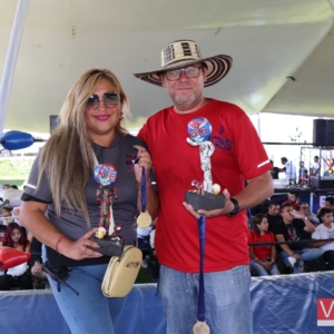 Nuestros Anfitriones Posando en El Ring con Sus Reconocimientos