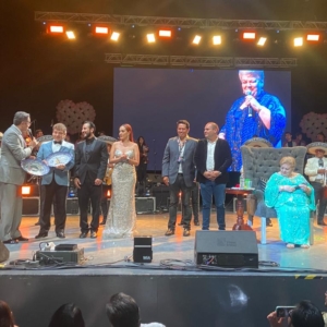 Paquita la del Barrio con Eduardo Ventosa y Representantes de Los Grupos que la acompañan.