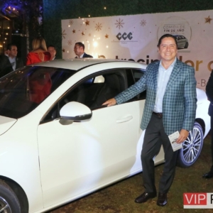 El Empresario Mariano Luna con su Nuevo Mercedez