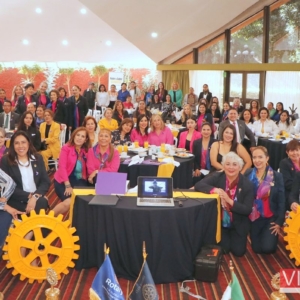 Una preciosa foto de Grupo a nuestros amigos rotarios