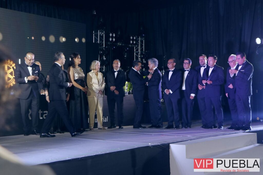 Abotonamiento de la Nueva Junta directiva y Miembros Rotarios.