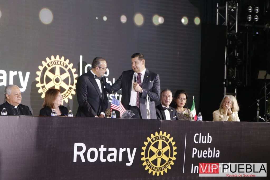 Alejandro Armenta Felicitando a Pablo Rafael Ruiz Vallejo.