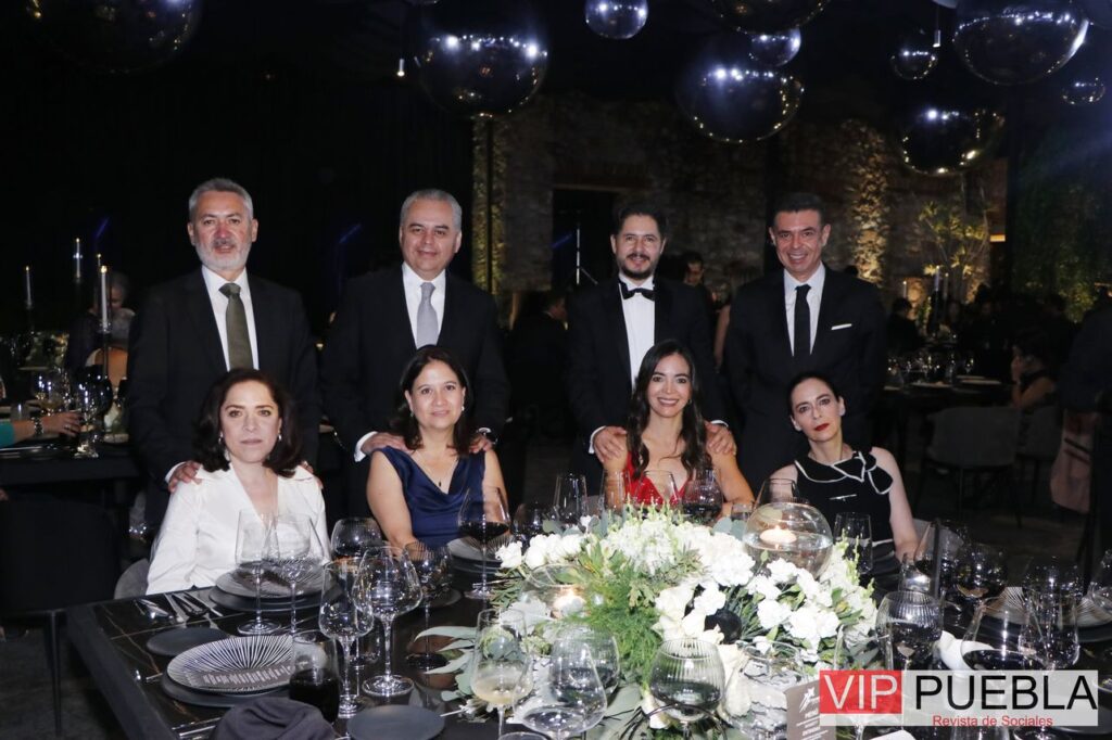 Amigos Rotarios Celebrando la Noche.