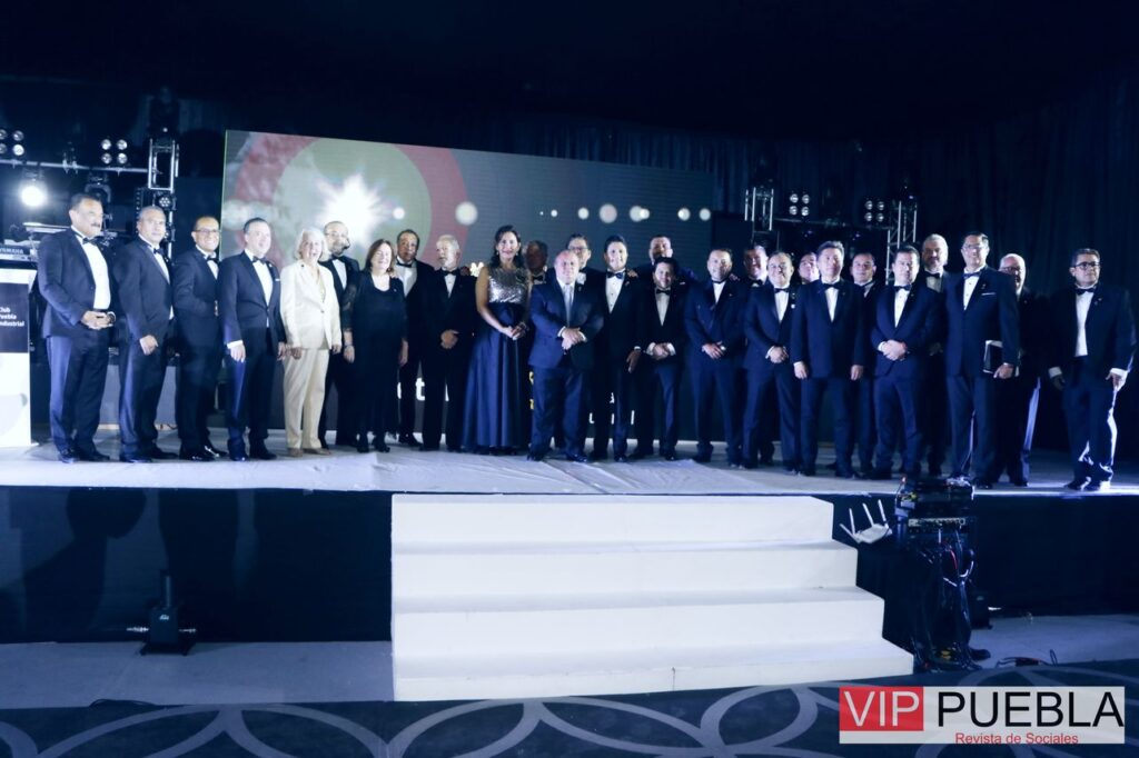 Foto de los Nueva Junta directiva y miembros Rotarios.