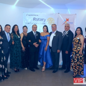 Haisselyne González y Miembros Rotarios