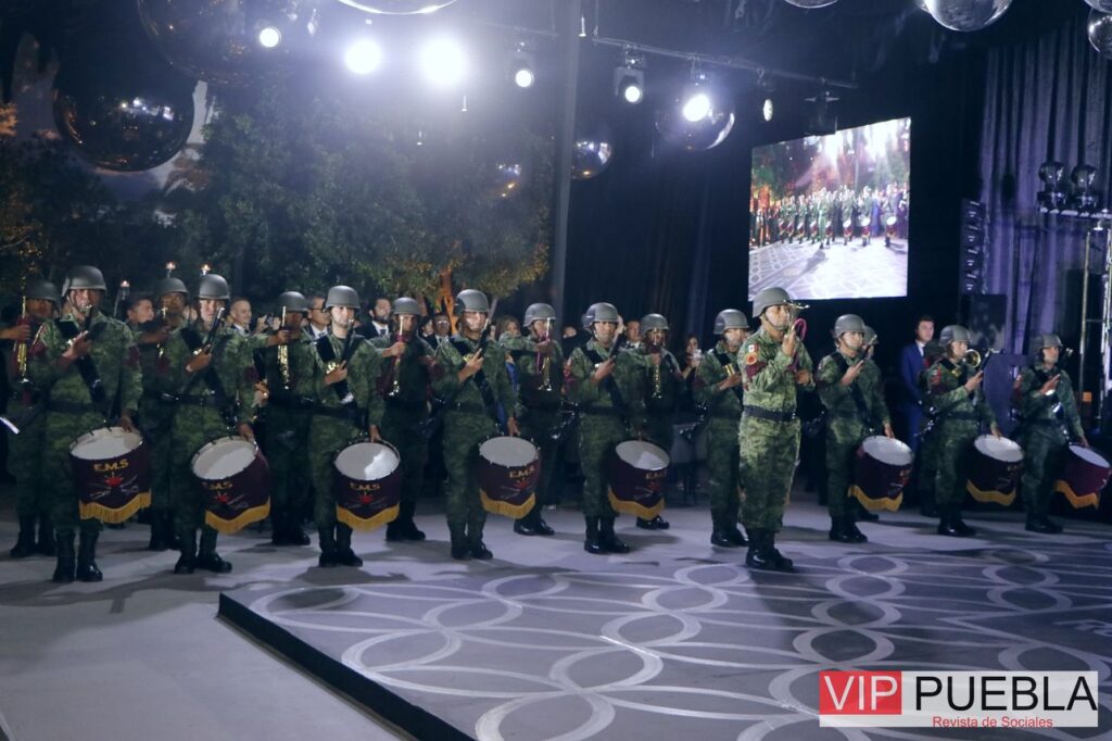 La Banda de Guerra Haciendo Honores a la Bandera.
