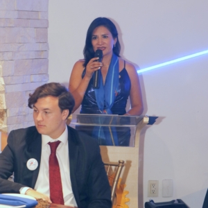 Lupita Juárez al dirigiendo unas Palabras