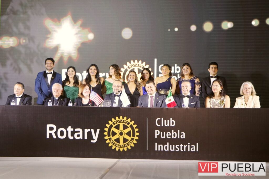 Mary Weather Vicepresidente de Rotari Internacional presente Junto a Pablo Rafael Ruiz Vallejo.