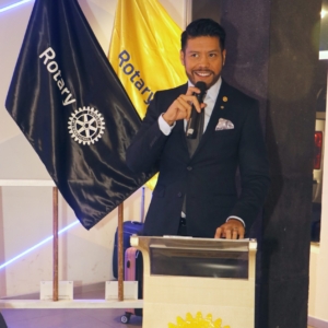 Nuestro Presentador Rotario Amenizando esta Entrega