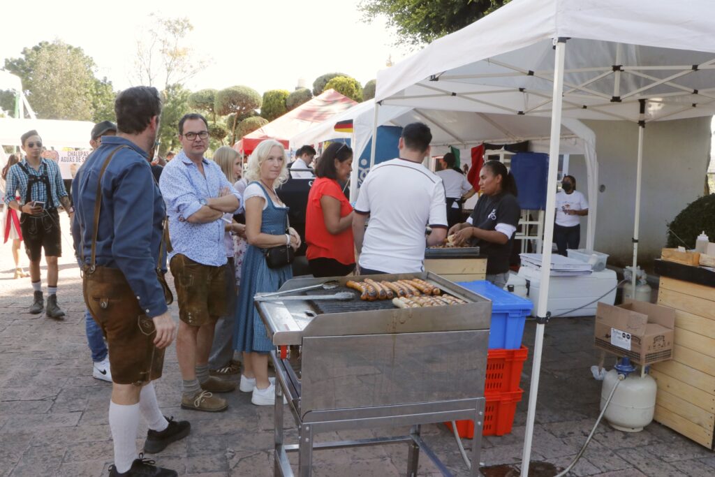 Nuestros Invitados Vestidos a La Vieja Usanza Alemana disfrutando de Una Rica Comida