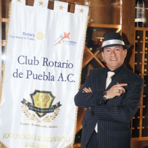 Ulises Mentado Junto al Standarte del Club Rotario de Puebla A.C