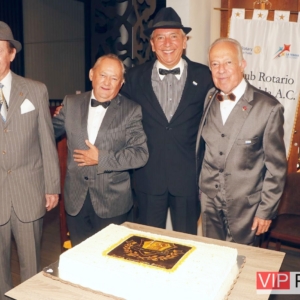 Una Foto del Recuerdo Celebrando los 100 años de Servicio