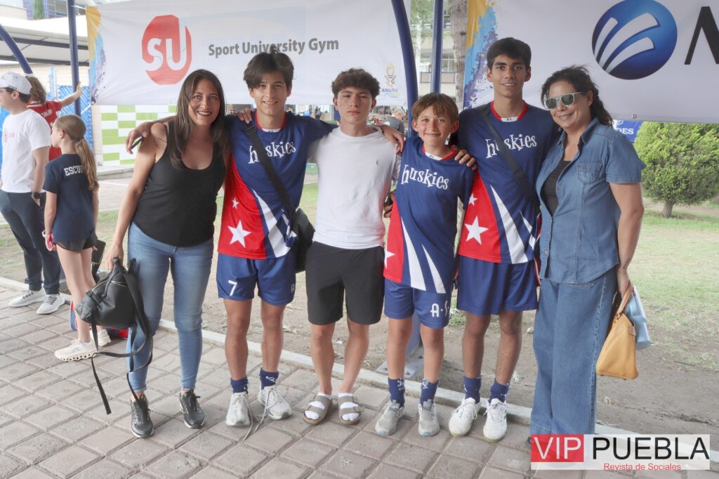 Familia Huskies del Colegio América