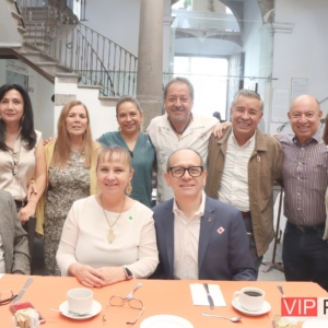 Comunidad Ex Udlap Celebrando Su Reunión en la Casa del Mendrugo