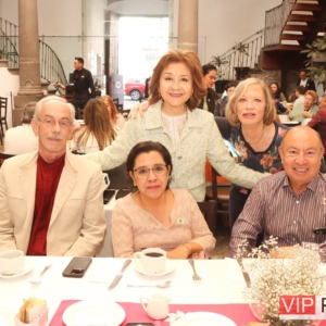 Comunidad ExUdlap Celebrando su Desayuno en la Casa del Mendrugo.