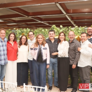 José Yitani Rios Con Amigos e Invitados
