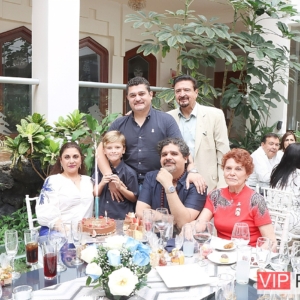 José Yitani Ríos Festejando Con Su Hijo y Familia Felicidades