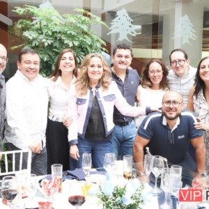 José Yitani Rios Festejando Con Sus Invitados