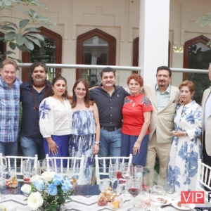 José Yitani con Su Familia e Invitados