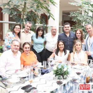 José Yitani el Festejado con los Invitados