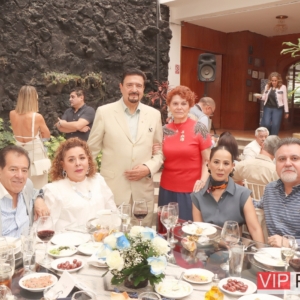 Jose Yitani y Lulu Yitani Padres del Festejado con Sus Invitados