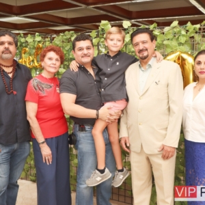 La Familia Yitani Celebrando a José Yitani Rios