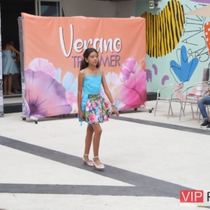 Las Niñas Desfilando En este Curso de Verano en Trozmer
