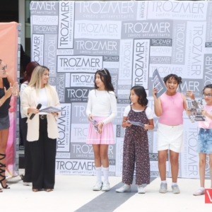 Las Niñas Recibiendo Su Reconocimiento Por este Curso de Verano en Trozmer 2025