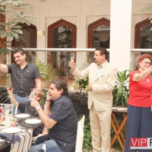 Un Brindis Por Los Presentes Feliz Cumpleaños José Yitani Hijo
