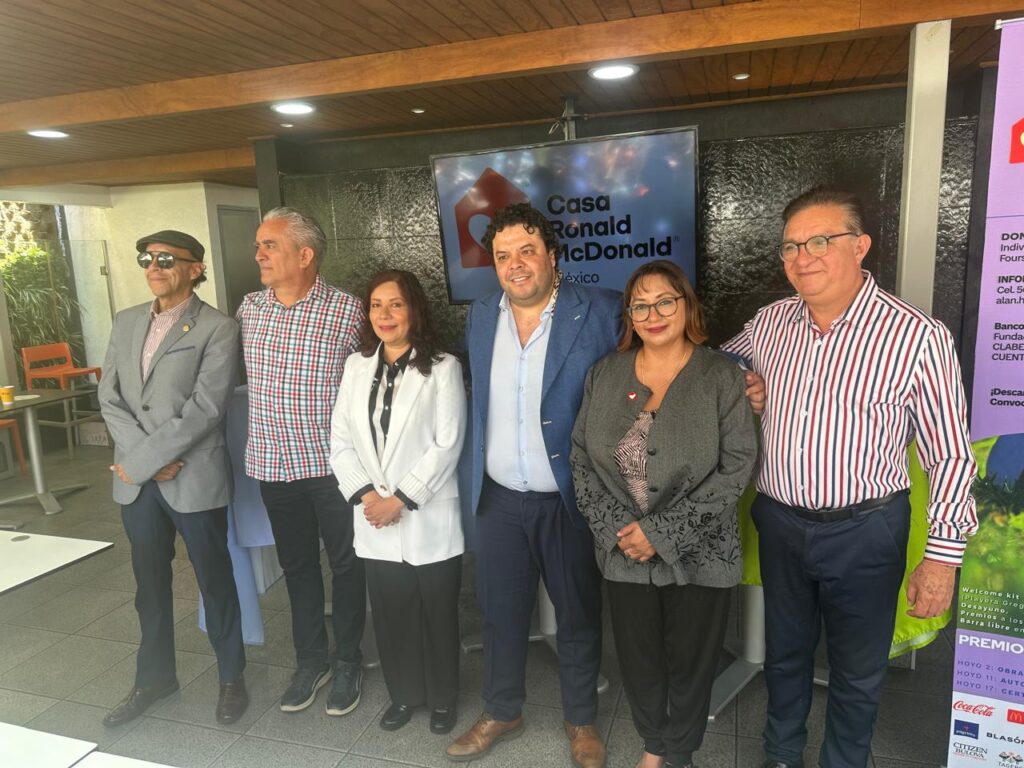 Dulce Torres, Sandhel Bouchan, Roberto Benítez , José Carlo Susunaga y Miembros del Club Rotario Puebla Reforma
