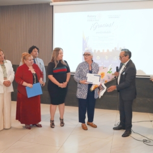 Entrega de Reconocimiento a Naguibe Sánchez Pinto Gobernadora D4185 Por su Accionar en Favor de Los Rotarios y su Gran Donación a Niños Huérfanos de Casa-Hogar.