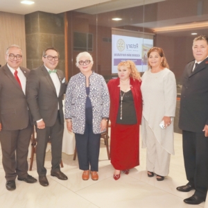 Jorge Angulo Centro Con Nuestros Amigos Rotarios