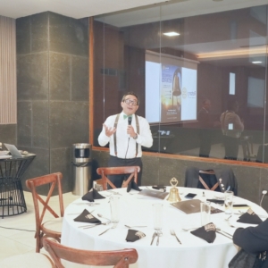 Jorge Angulo Dirigiéndose al Público Presente