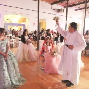 El Padre Dando La Bendición a Las Quinceañeras