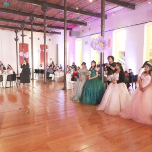 Irmis Pastor Dirigiendo Unas Palabras a Las Quinceañeras