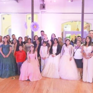 Las Quinceañeras Con Los Organizadores y Sus Familias