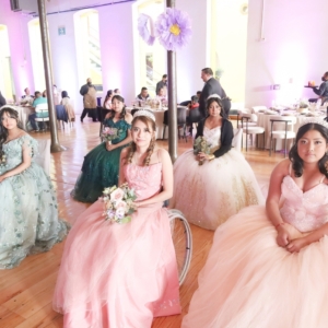 Las Quinceañeras En Su Celebración