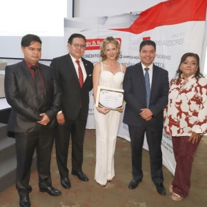 Reconocimiento a Alejandra Montaño Como Vicepresidenta de Masters Inmobiliarios