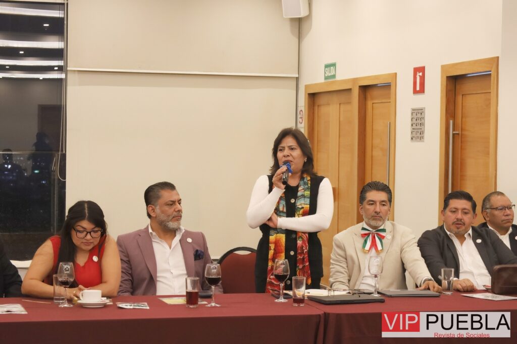 Claudia Luna Dirigiendo Algunas Palabras