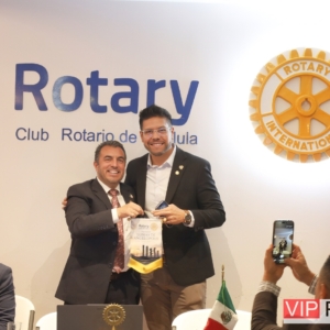 Daniel Zamora Entregando Banderín a Rodolfo de La Rosa del Club Rotario de Cholula