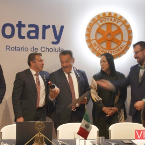 Entrega de Regalo a José Refugio Por Parte del Club Rotario de Cholula
