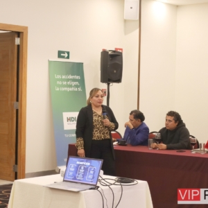 Ericka Chavero Presentando Mail Boxes (1)
