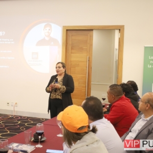 Ericka Chavero Presentando Mail Boxes